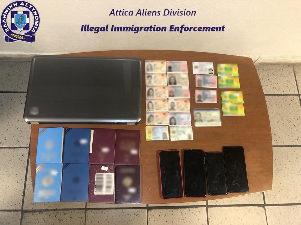 Τα διαβατήρια και τα έγγραφα που χρησιμοποιούσαν οι διακινητές 