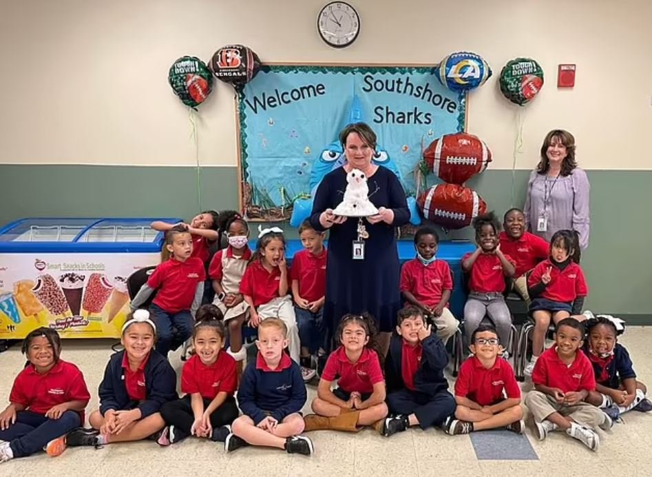 Η δασκάλα με τους μικρούς μαθητές και τον χιονάνθρωπο