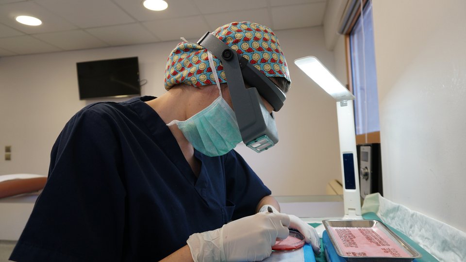 Υπάρχουν σημαντικές διαφορές ανάμεσα στις τεχνικές μεταμόσχευσης μαλλιών. Επιλέξτε αυτήν που σας ταιριάζει.