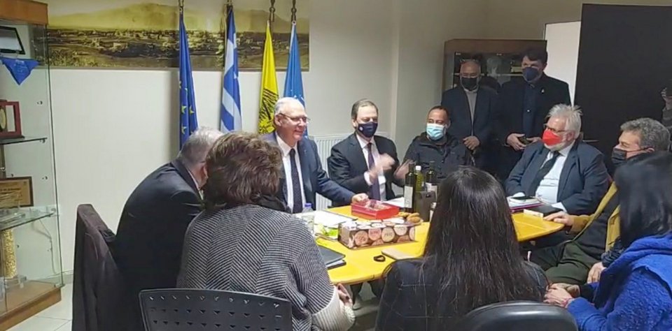 Η «μοιραία» σύσκεψη στη Σπάρτη με τον Πέτρο Δούκα και δίπλα του τον Σπήλιο Λιβανό / Φωτογραφία: ilianews