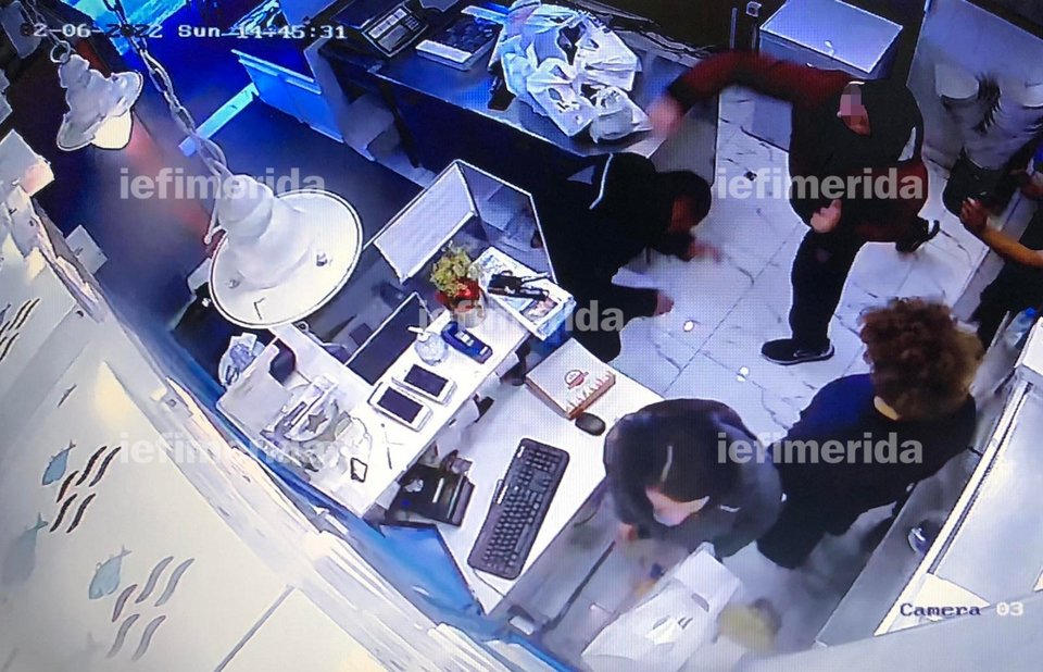 Η στιγμή της συμπλοκής όπως καταγράφηκε από το σύστημα ασφαλείας του καταστήματος