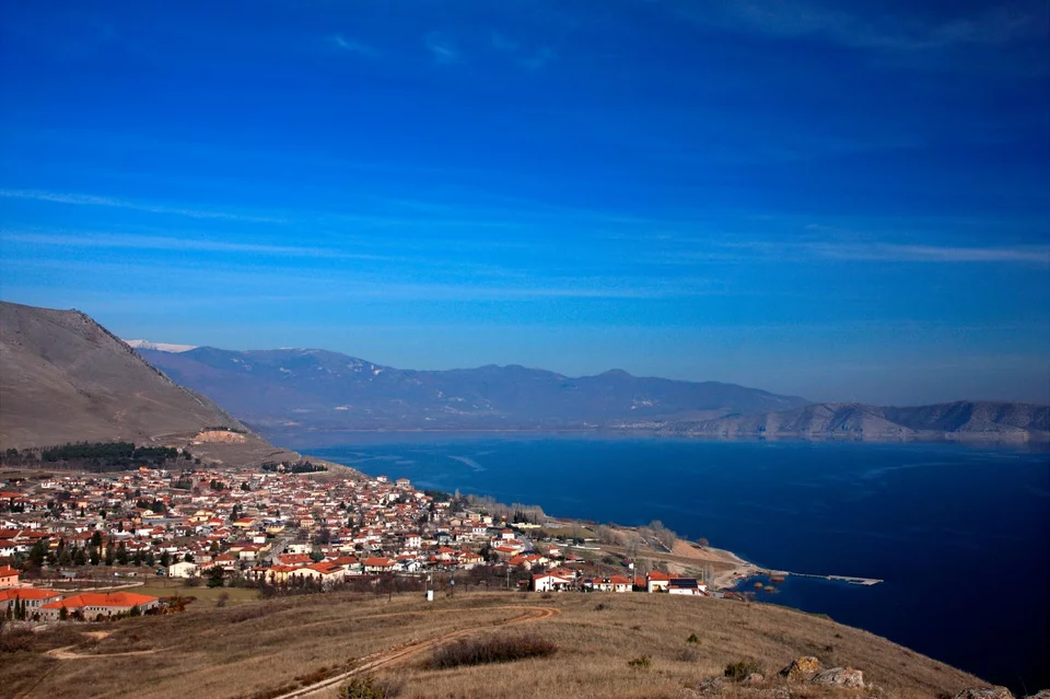 Φλώρινα Ο Αγιος Παντελεήμονας με τη θέα του στη λίμνη...
