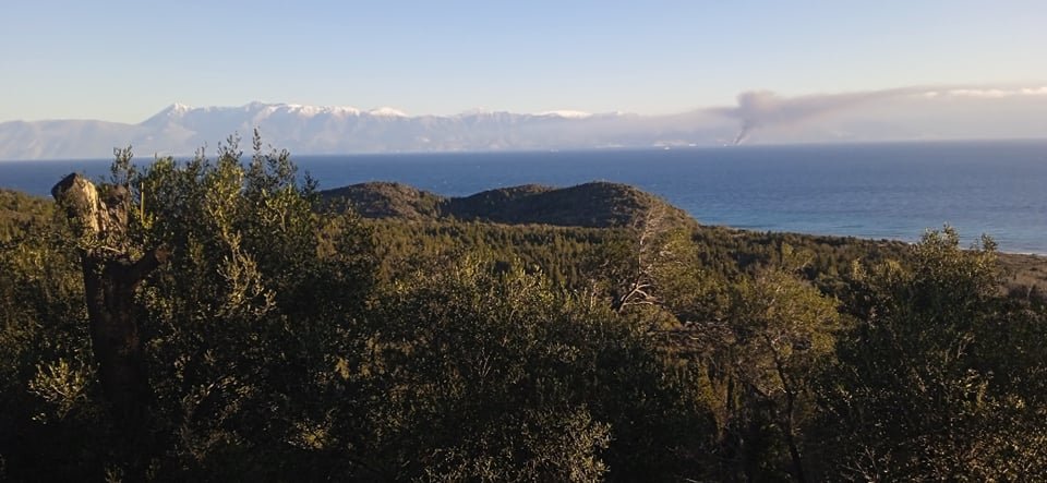 φωτιά σε πλοίο, καπνός από Ερεικούσσα