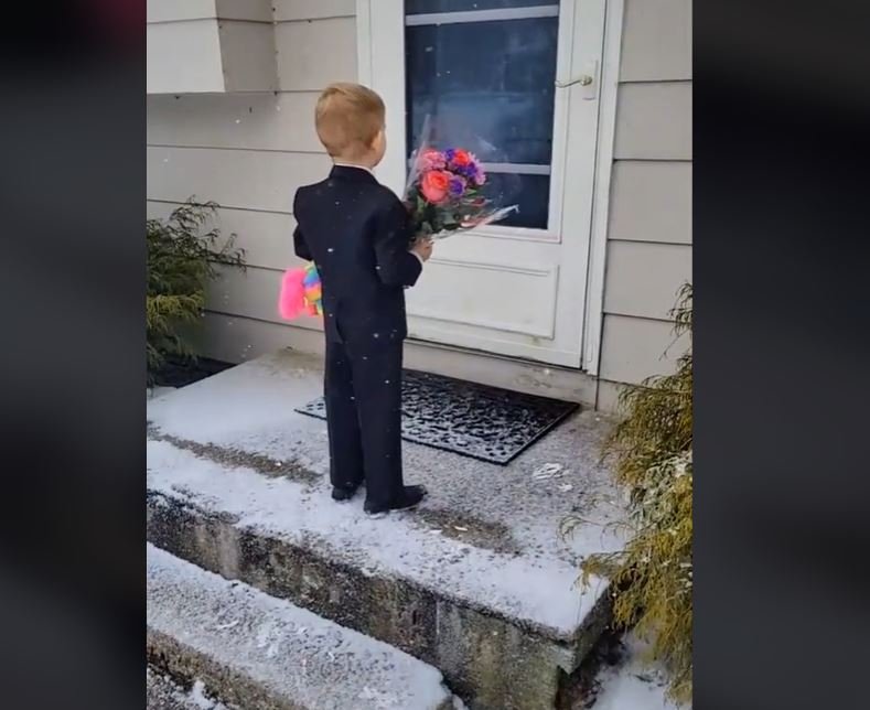 Το μικρό αγόρι έβαλε τα καλά του και πήγε στο σπίτι της αγαπημένης του 