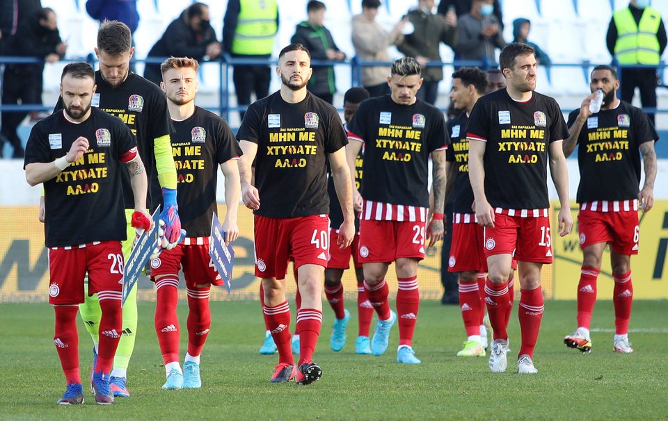 Με μπλουζάκια «Μην με χτυπάτε άλλο» και ο Ολυμπιακός / Φωτογραφία: Intime-ΜΑΡΟΠΟΥΛΟΣ ΑΛΕΞΑΝΔΡΟΣ