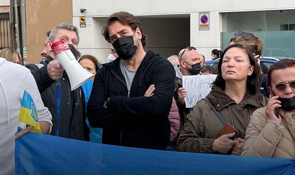 Χαβιέ Μπαρδέμ σε διαδήλωση διαμαρτυρίας κατά της ρωσικής εισβολής στην Ουκρανία