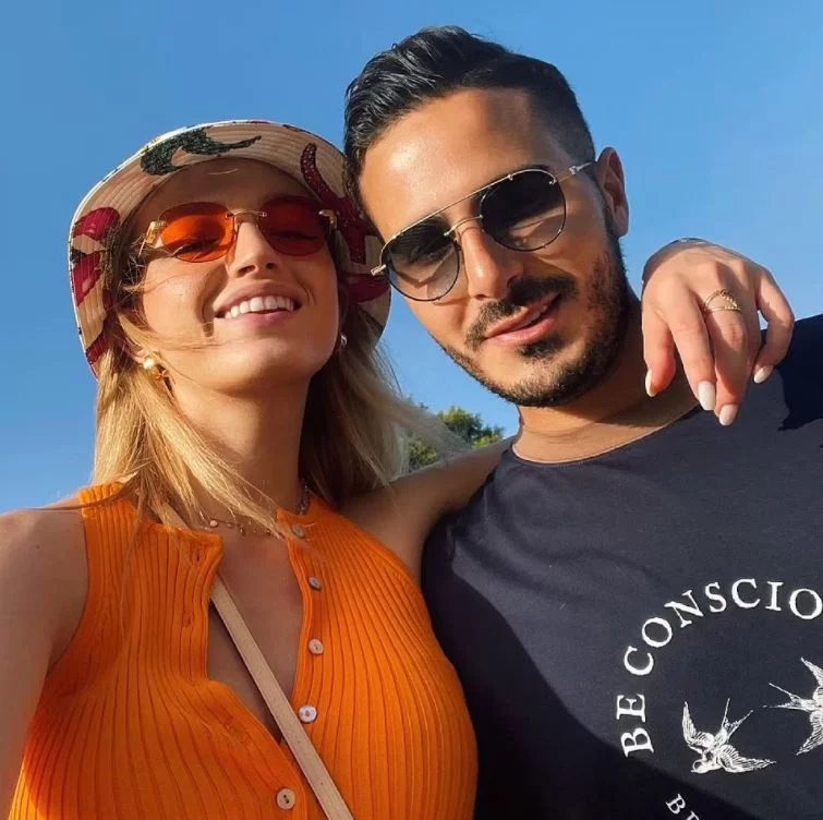 Το μοντέλο αγκαλιά με τον Χαγιούτ