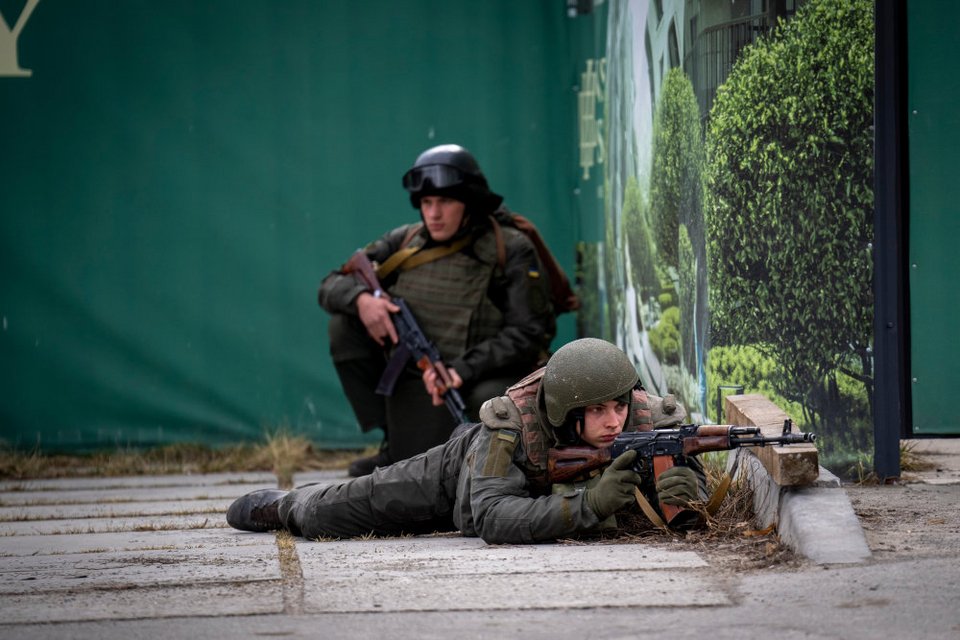 Στρατιώτες λαμβάνουν θέσεις μάχης στο Κίεβο