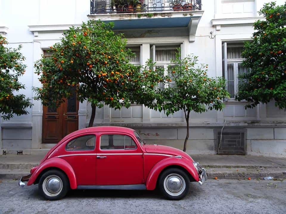 Νεοκλασικά αρχοντικά και παλιοί Σκαραβαίοι στη γειτονιά της Ευτυχίας Γιαννάκη - Φωτογραφία: Ευτυχία Γιαννάκη
