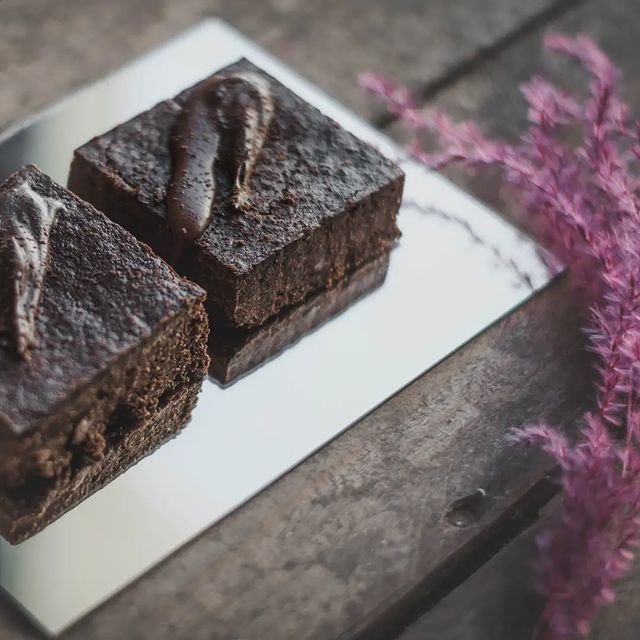 Λαχταριστό brownie σοκολάτας, τέλειο συνοδευτικό με τον καφέ.