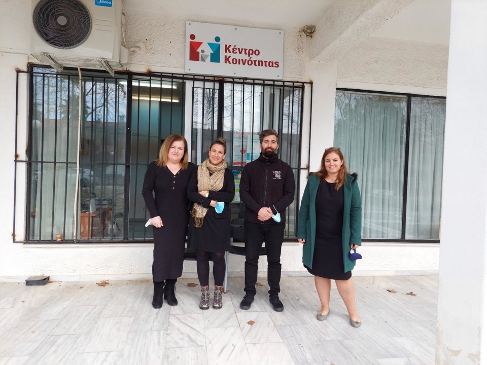 O Κοινωνικός Λειτουργός της Ένωσης «Μαζί για το Παιδί» Ιωάννης Ματαλιωτάκης δήμο Αγ. Άννας-Λίμνης-Μαντουδίου με την κοινωνική λειτουργό του δήμου και μέλος της Επιτροπής Αγώνα Επιβίωσης και Αναγέννησης της β. Εύβοιας