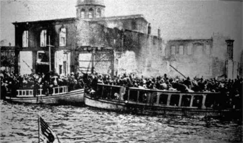 Πλήθος κόσμου προσπαθεί να διαφύγει από τη Σμύρνη για να γλιτώσει από τη φωτιά και τις σφαγές