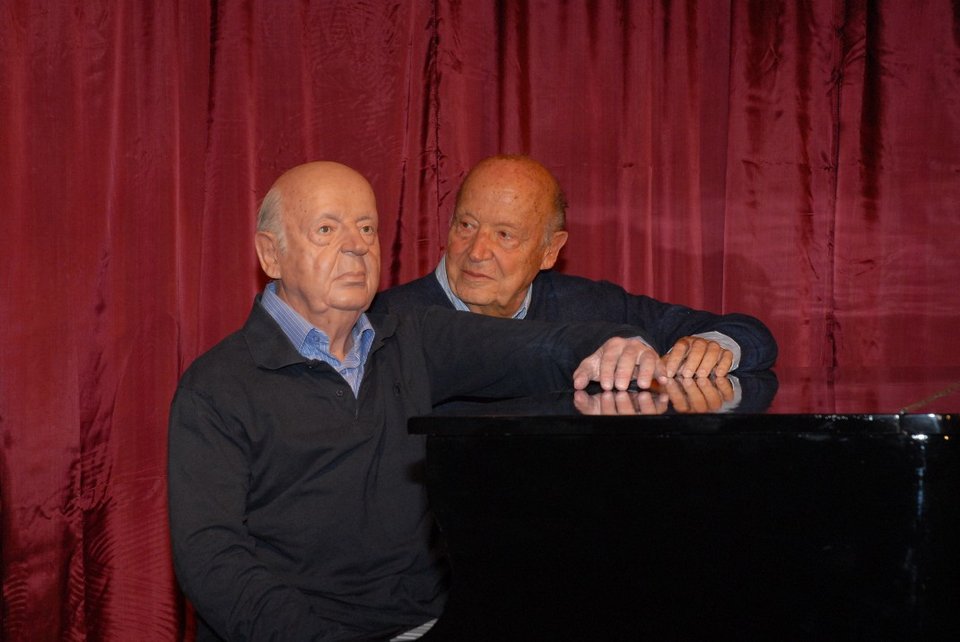 Μίμης Πλέσσας με το κέρινο ομοιώματα του