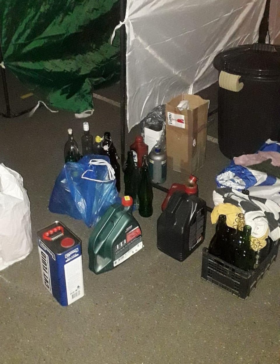 Φωτογραφίες από την ετοιμασία βομβών μολότοφ στο Κίεβο