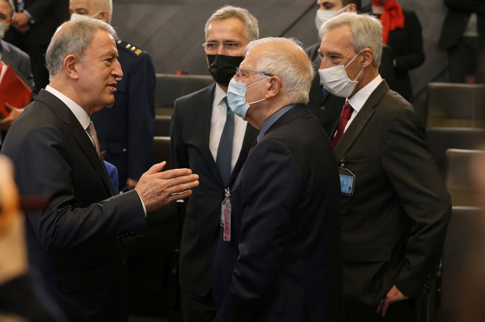 O επικεφαλής της Ευρωπαϊκής διπλωματίας, Ζοζέπ Μπορέλ μαζί με τον γγ του ΝΑΤΟ, Γενς Στολτενμπεργκ και τον Τούρκο υπουργό Άμυνας, Χουούσι Ακάρ, στο περιθώριο της έκτακτης συνόδου του ΝΑΤΟ για την Ουκρανία