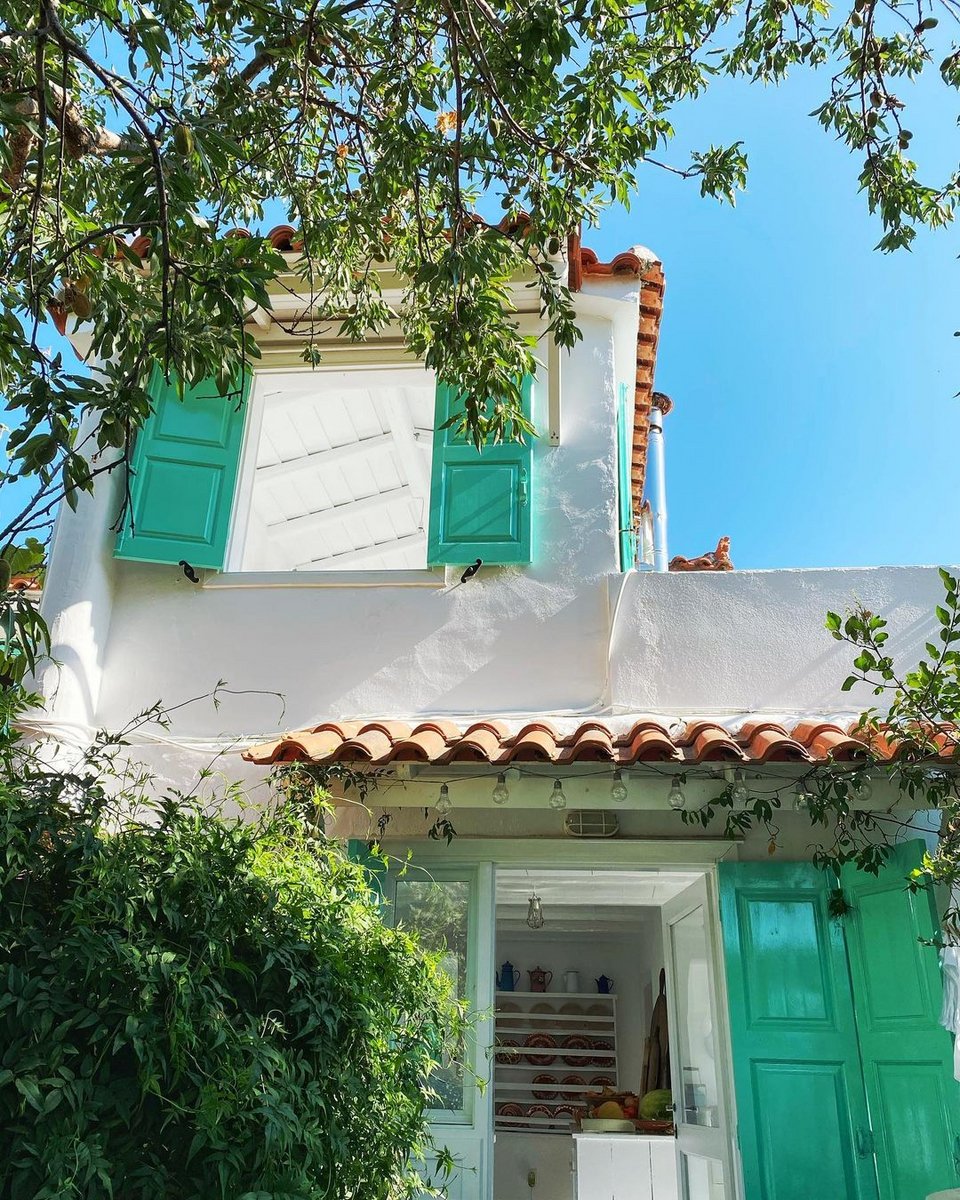 Άποψη από το παλιό σπίτι του παπά που η Claire Lloyd αγόρασε και ανακαίνισε διατηρώντας την ταυτότητα και τον αυθεντικό νησιώτικο χαρακτήρα του - Φωτογραφία: @mygreekislandhome/Instagram- Φωτογραφία: @mygreekislandhome/Instagram