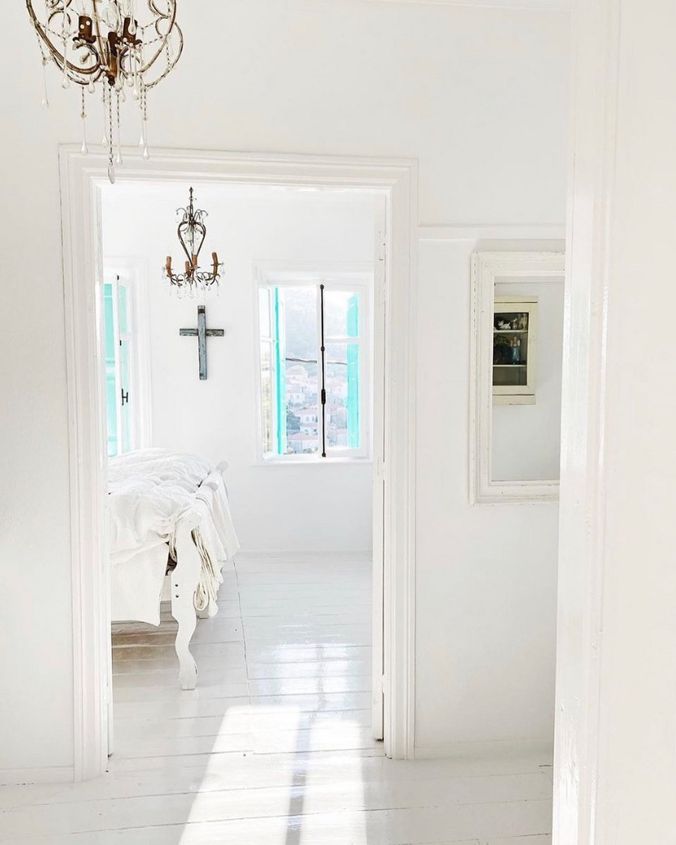 To φωτεινό υπνοδωμάτιο της Claire - Φωτογραφία: @mygreekislandhome/Instagram- Φωτογραφία: @mygreekislandhome/Instagram