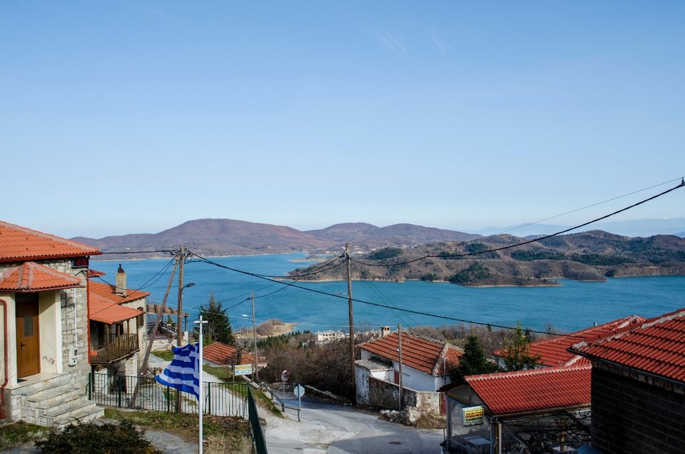 Το χωριό Νεοχώρι όπου έχει θέα τη λίμνη/ Φώτο:Shuutertock