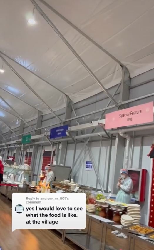 Στο εστιατόριο υπάρχουν πάγκοι με ασιατική, κινέζικη κουζίνα αλλά και με ζυμαρικά
