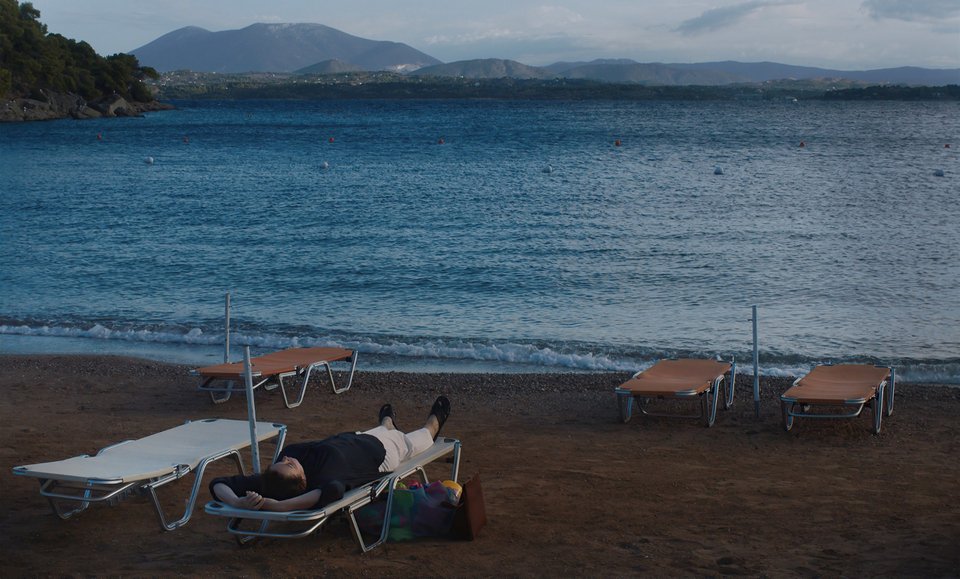 Η Ολίβια Κόλμαν ξαπλωμένη σε παραλία των Σπετσών
