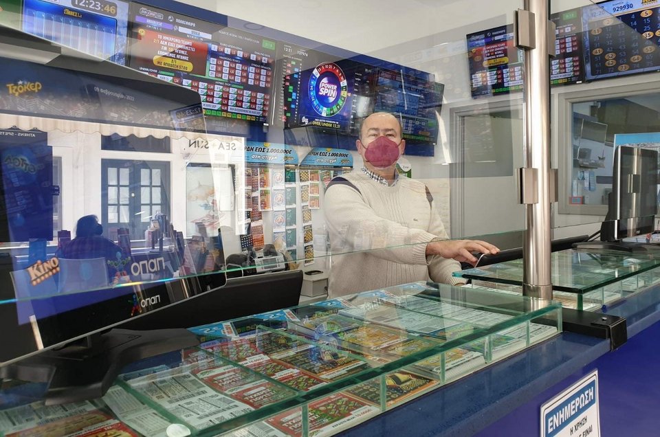  Ο κ. Νίκος Μαυρομιχάλης, ιδιοκτήτης καταστήματος ΟΠΑΠ στις Σπέτσες 