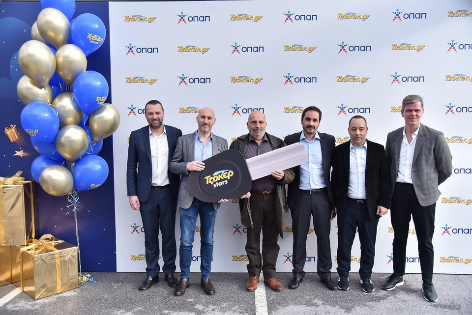 Γιάννης Ρόκκας, Chief Marketing Officer του ΟΠΑΠ, James Curwen, Chief Online Officer του ΟΠΑΠ, Ιάκωβος Καπότσης, μεγάλος νικητής TZOKEΡ Stars, Γιάννης Πανόπουλος, Online Numerics, Operations &amp; VIP Director του ΟΠΑΠ, Μανώλης Σταυρουλάκης, Public &amp; Media Relations Director του ΟΠΑΠ, Νίκος Ιωάννου, Εμπορικός Διευθυντής της EKKA Mercedes 