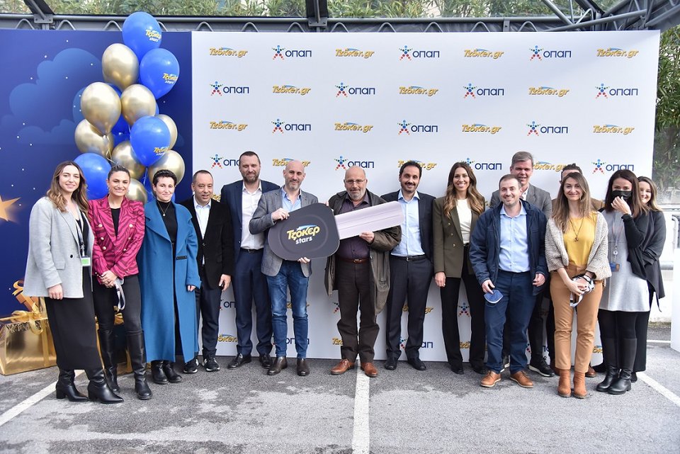Η ομάδα του ΟΠΑΠ με τον μεγάλο νικητή των ΤΖΟΚΕΡ Stars 