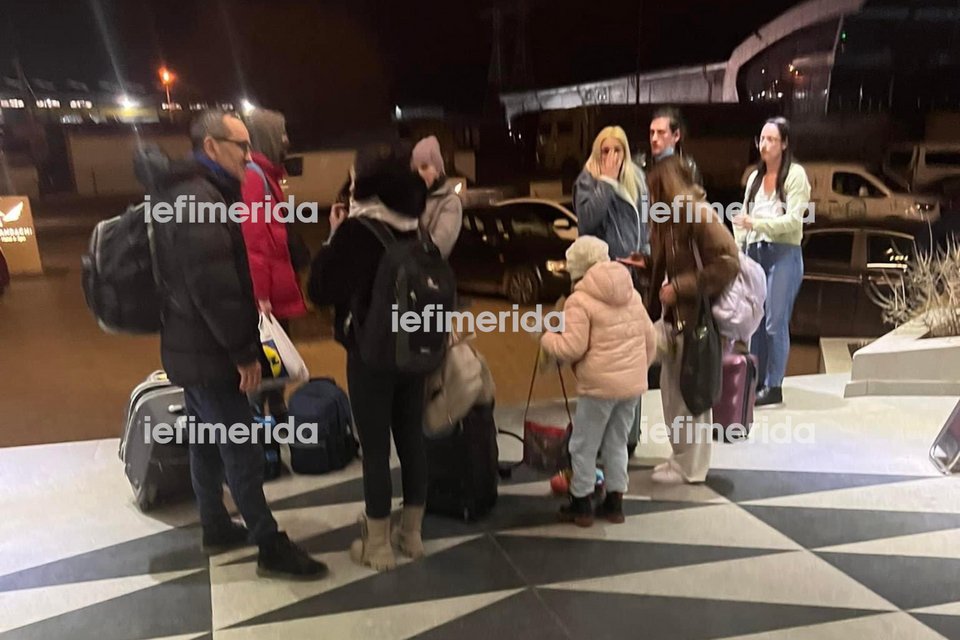 Ουκρανοί στα σύνορα με τη Ρουμανία προσπαθούν να φύγουν από τη χώρα τους