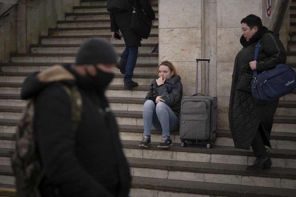 Με βαλίτσες στα χέρια, οι πολίτες του Κιέβου, περιμένουν στο υπόγειο μετρό