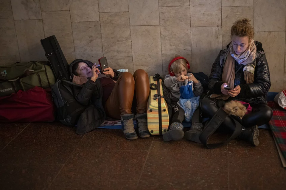 Ουκρανοί βρήκαν καταφύγιο σε σταθμούς του μετρό στο Κίεβο