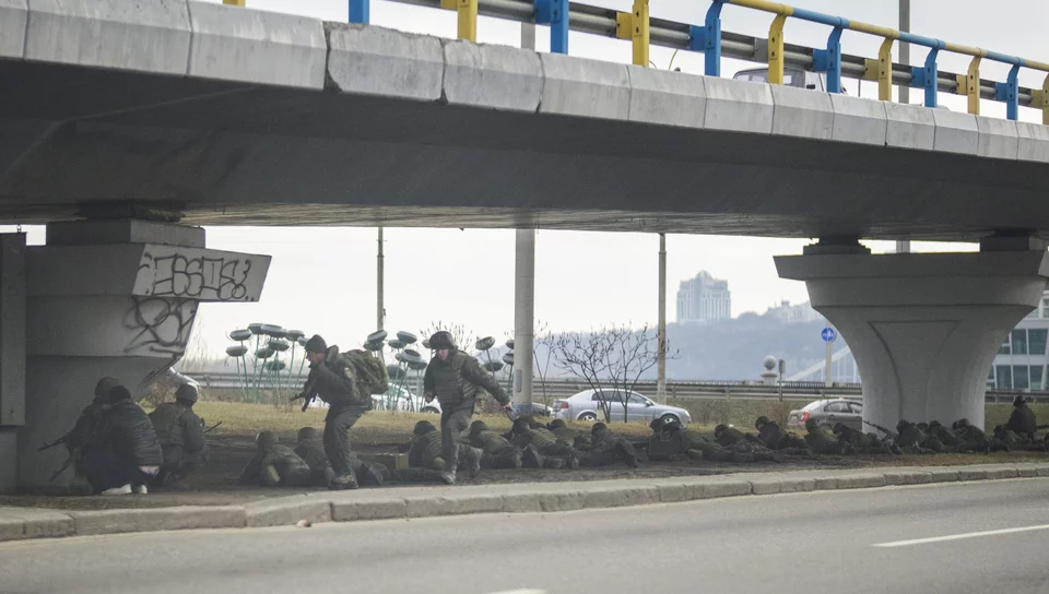  Κάτω από γέφυρα με τα όπλα στο χέρι οι Ουκρανοί στρατιώτες