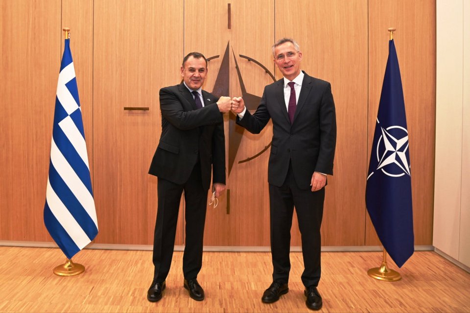 Ο Νίκος Παναγιωτόπουλος με τον γενικό γραμματέα του ΝΑΤΟ