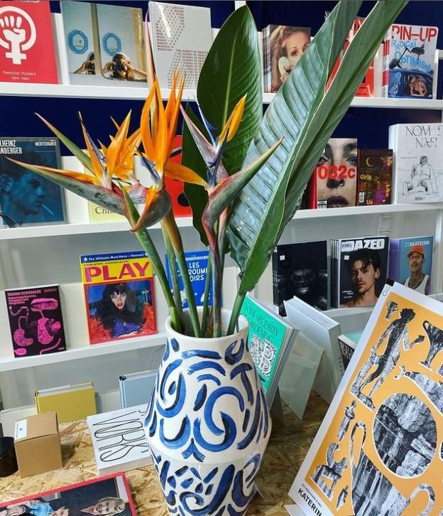 Περιοδικά, βιβλία, λευκώματα, έργα τέχνης και πάντα φρέσκα λουλούδια στη βιτρίνα του Hyper Hypo