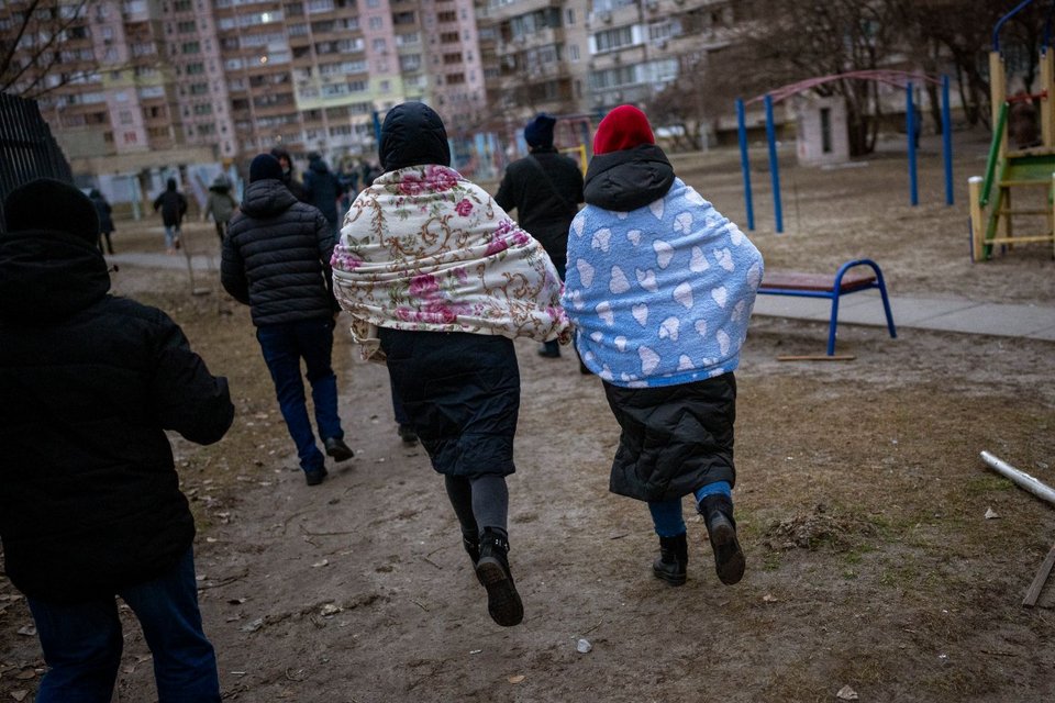 Κάτοικοι του Κιέβου κατευθύνονται στο καταφύγιο σήμερα το πρωί καθώς οι σειρήνες του πολέμου ήχησαν και πάλι