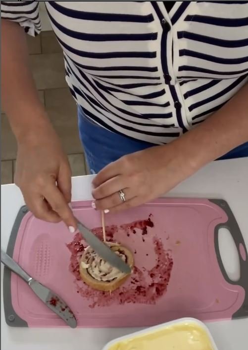 Στη συνέχεια, τα περνάτε με λίγο βούτυρο