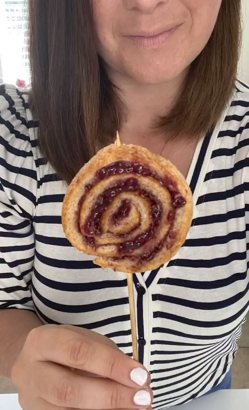 Και ιδού τα τραγανά και εύκολα ρολάκια, ιδανικά για σνακ