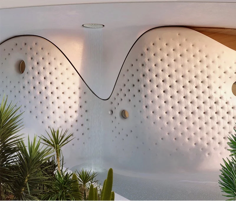 Οι καπιτονέ εξωερικοί τοίχοι κάνουν την μικρή πισίνα να μοιάζει με πολυτελές λουτρό σε σπα. 