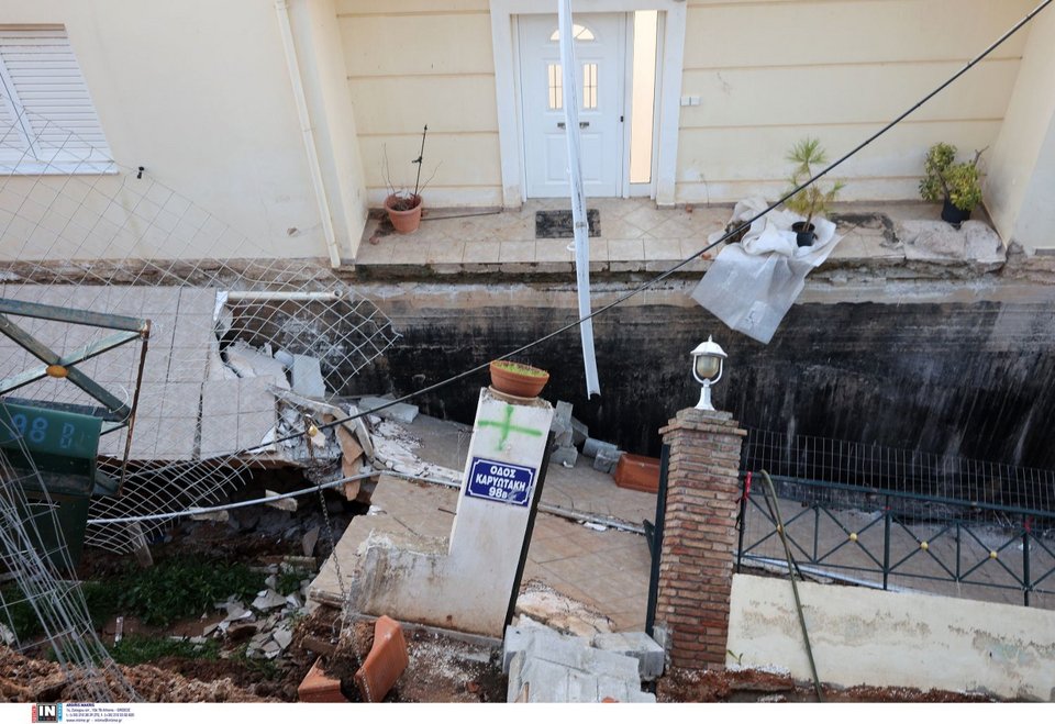 Σπίτια που βυθίστηκαν στον Νέο Βουτζά