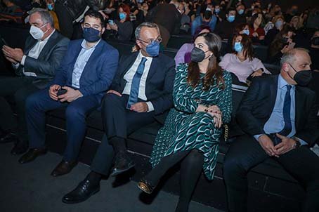 Τα δύο μέλη της κυβέρνησης κάθισαν δίπλα-δίπλα στην πρώτη σειρά