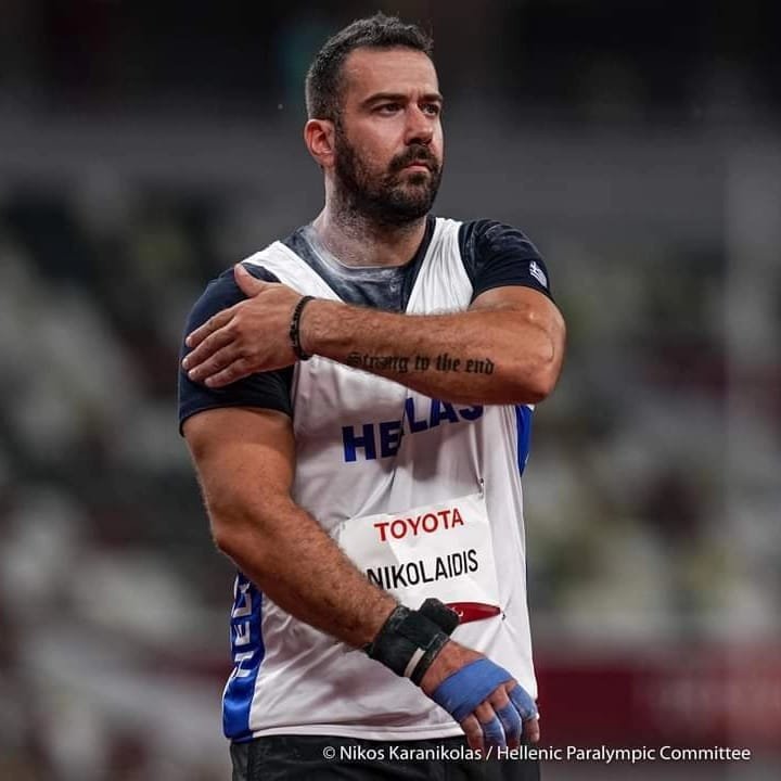 Στο χέρι του έχει τατουάζ που γράφει«Strong to the end»/ Φώτο: Νίκος Καρανικόλας
