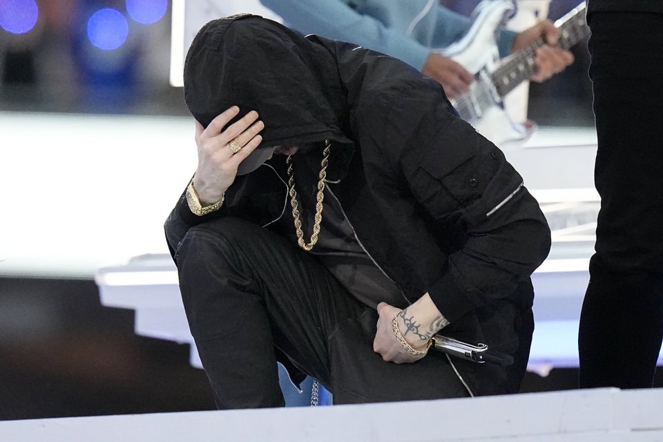 Η στιγμή που ο Eminem γονατίζει κατά τη διάρκεια της εμφάνισής του στο Super Bowl