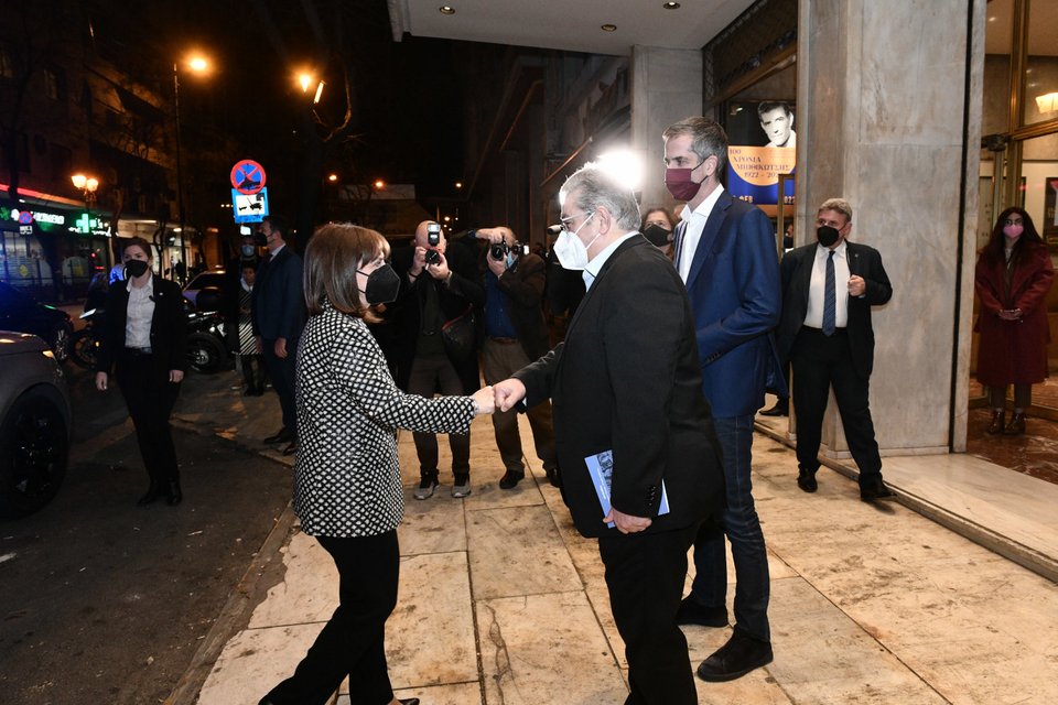 Η υποδοχή του Δημήτρη Κουτσούμπα και του Κώστα Μπακογιάννη στην Κατερίνα Σακελλαροπούλου / Φωτογραφία: Γραφείο Τύπου ΚΚΕ