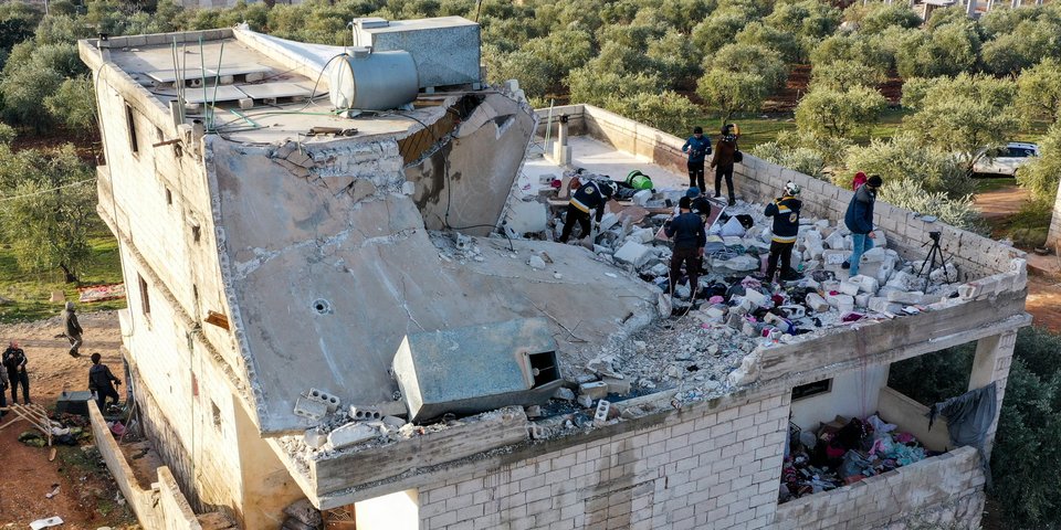 Ζημιές σε κτίριο στη Συρία, μετά την επιχείρηση αμερικανικών ειδικών δυνάμεων / Φωτογραφία: AP Photo/Ghaith Alsayed
