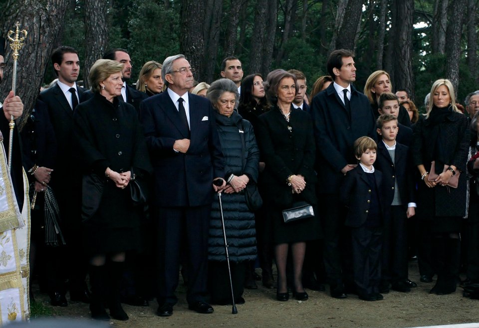 6/3/14: Από το μνημόσυνο του βασιλιά Παύλου στο Τατόι / Φωτογραφία: AP Images