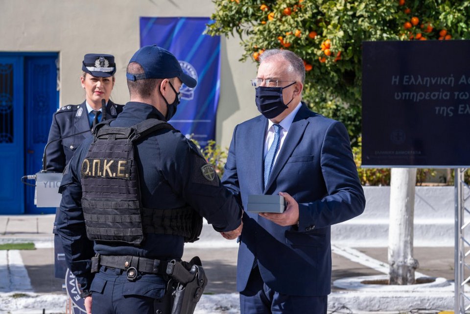 Ο υπουργός Προστασίας του Πολίτη με αστυνομικούς