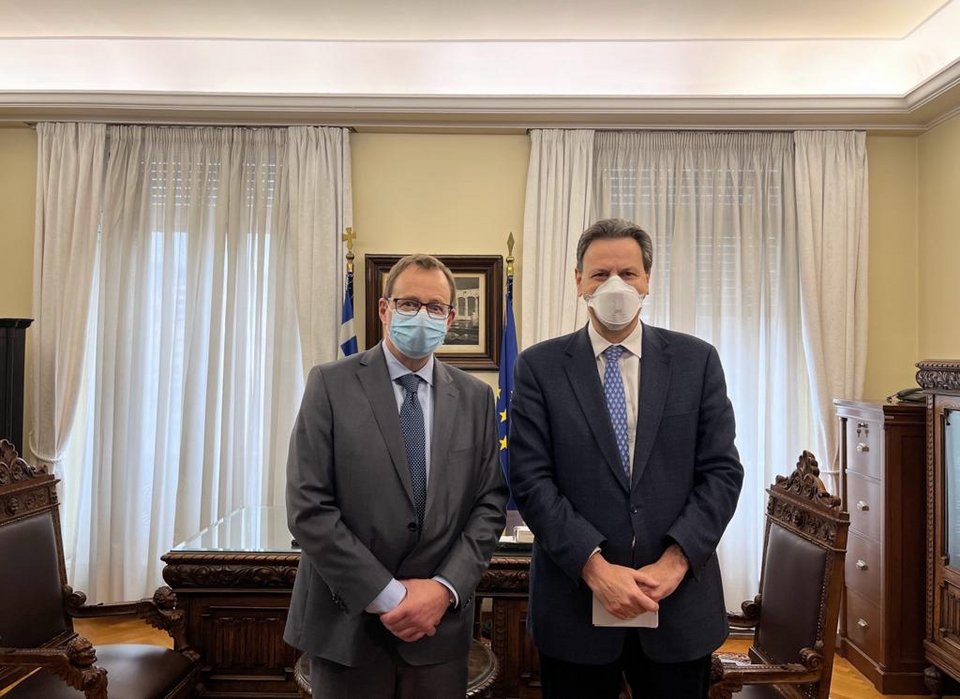 Ο αναπληρωτής υπουργός Οικονομικών, Θεόδωρος Σκυλακάκης με τον αντιπρόεδρο της ΕΤΕπ, Christian Kettel Thomsen