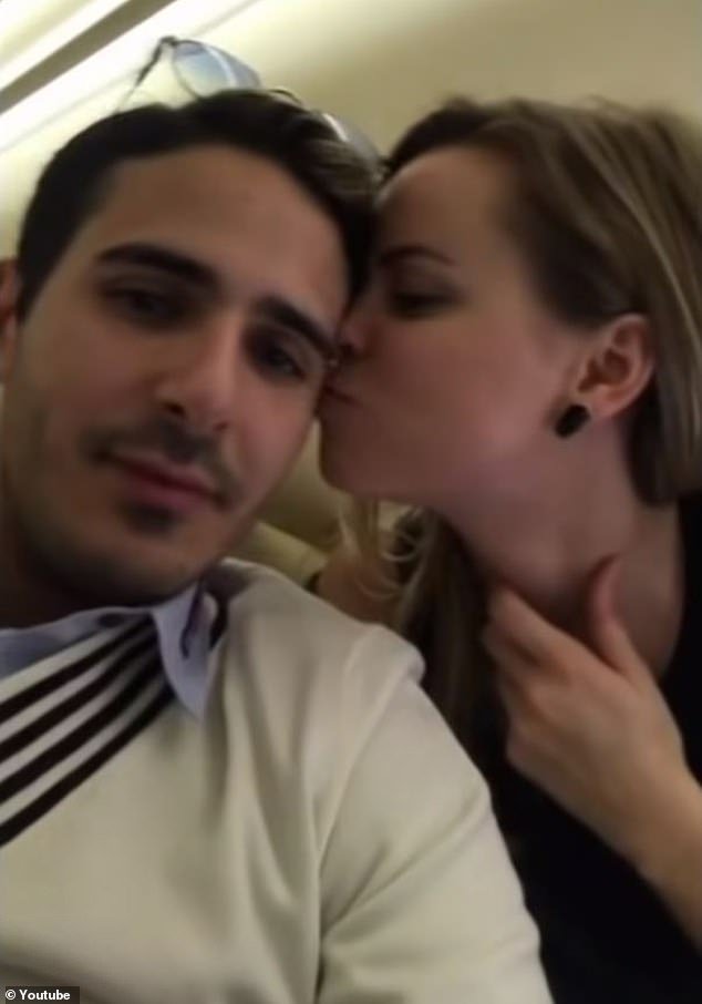 Η Σεσίλιε φιλά στο μάγουλο τον Σάιμον