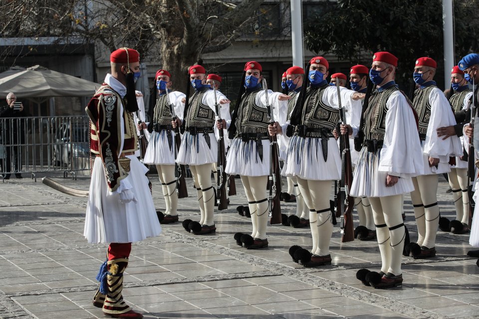 Απόδοση τιμών έξω από τη Μητρόπολη