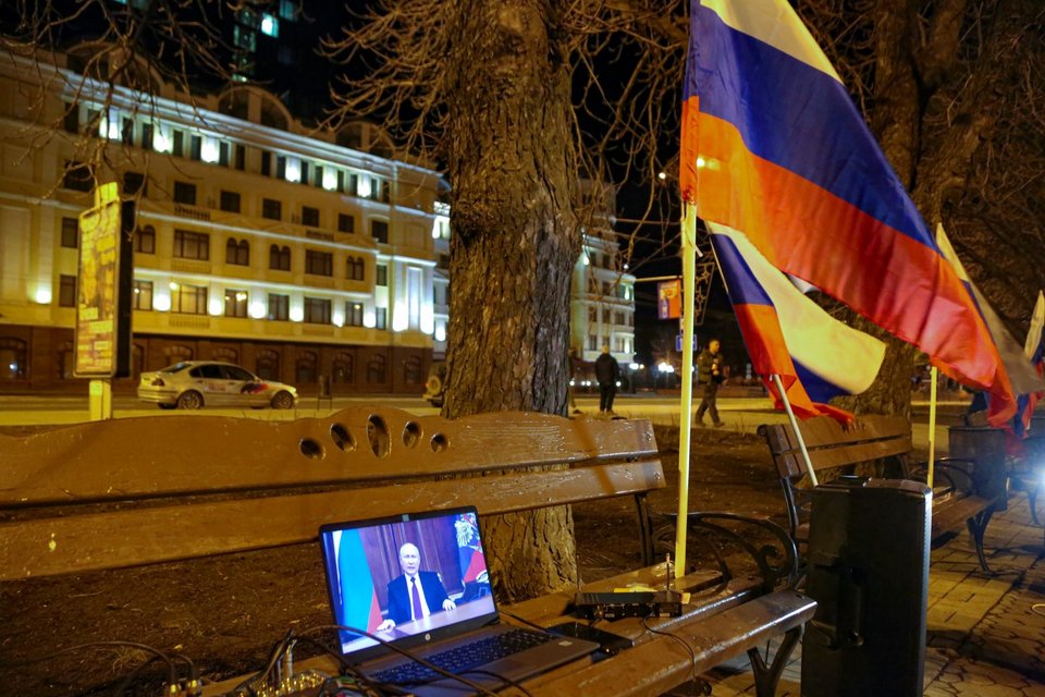 Οι φιλορώσοι αυτονομιστές παρακολουθούν στο Ντονμπάς το διάγγελμα Πούτιν - Φωτογραφία: AP Photo/Alexei Alexandrov