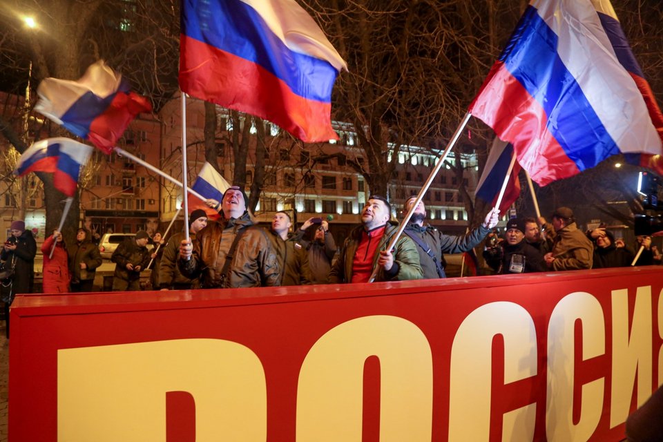 Πανηγυρίζουν οι φιλορώσοι αυτονομιστές στο Ντονμπάς μετά το διάγγελμα Πούτιν - Φωτογραφία: AP Photo/Alexei Alexandrov